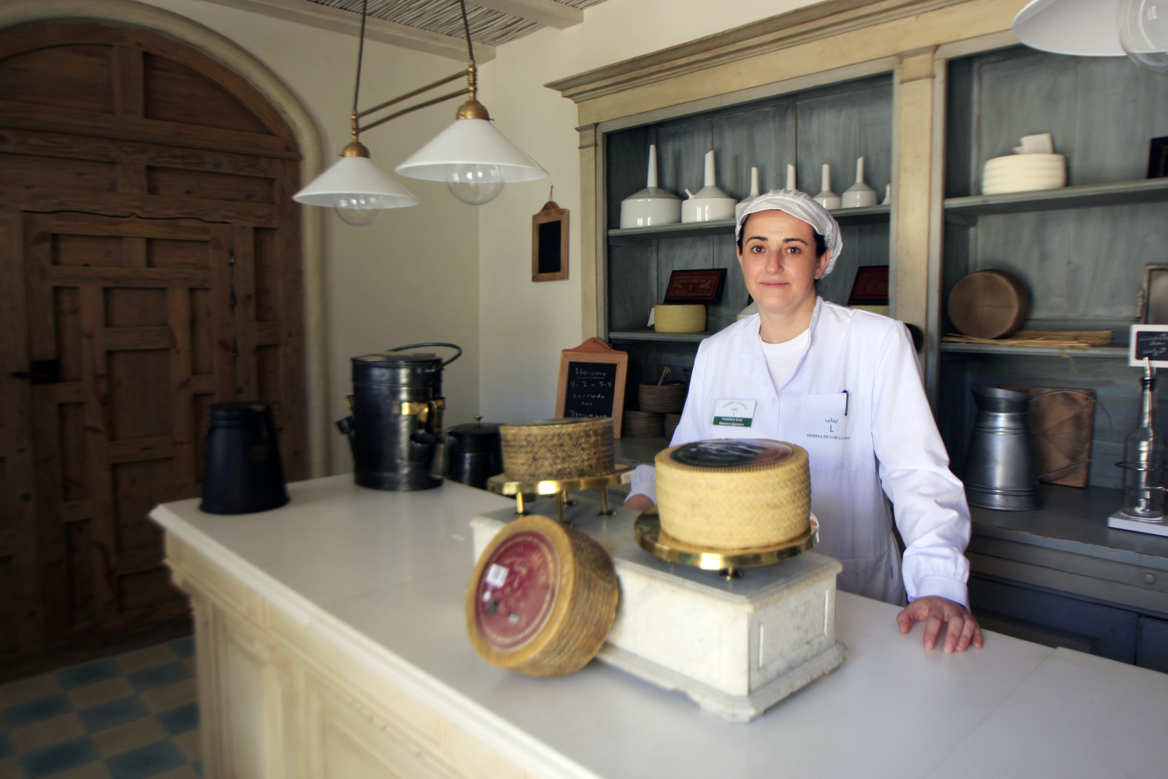 Nuestra compañera Paqui en la quesería de la Dehesa de los Llanos